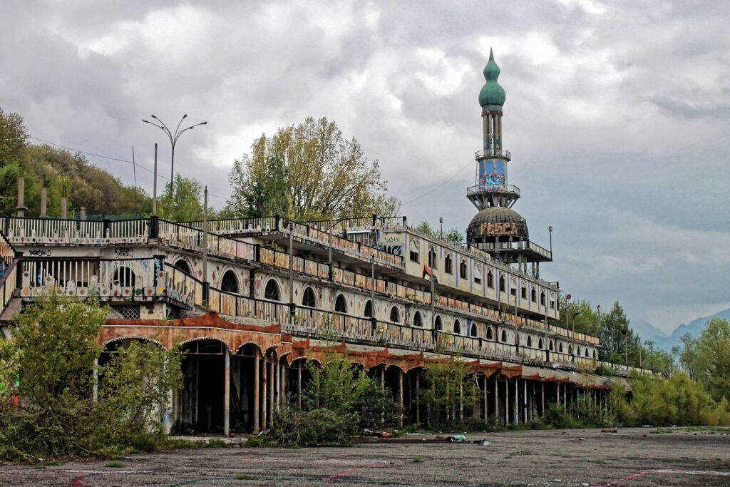 Das Minarett in Consonno, der Stadt der Spielzeuge, Lombardei, Italien.