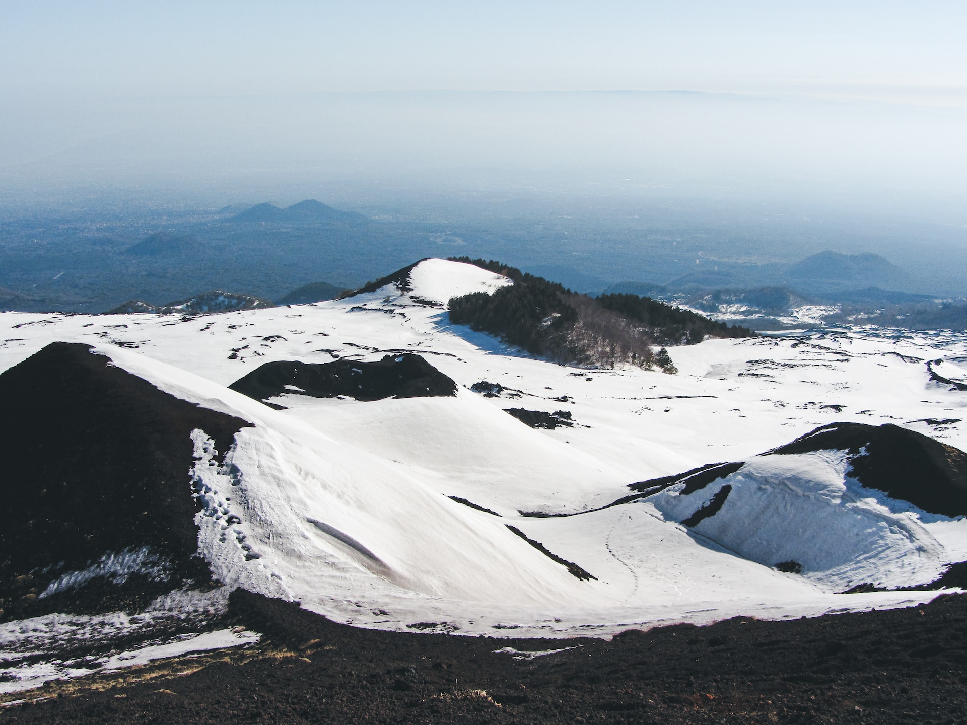 Eine schneebedeckte Vulkanlandschaft