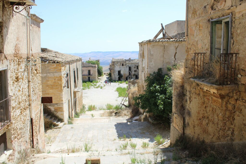 Braune Häuser unter blauem Himmel tagsüber