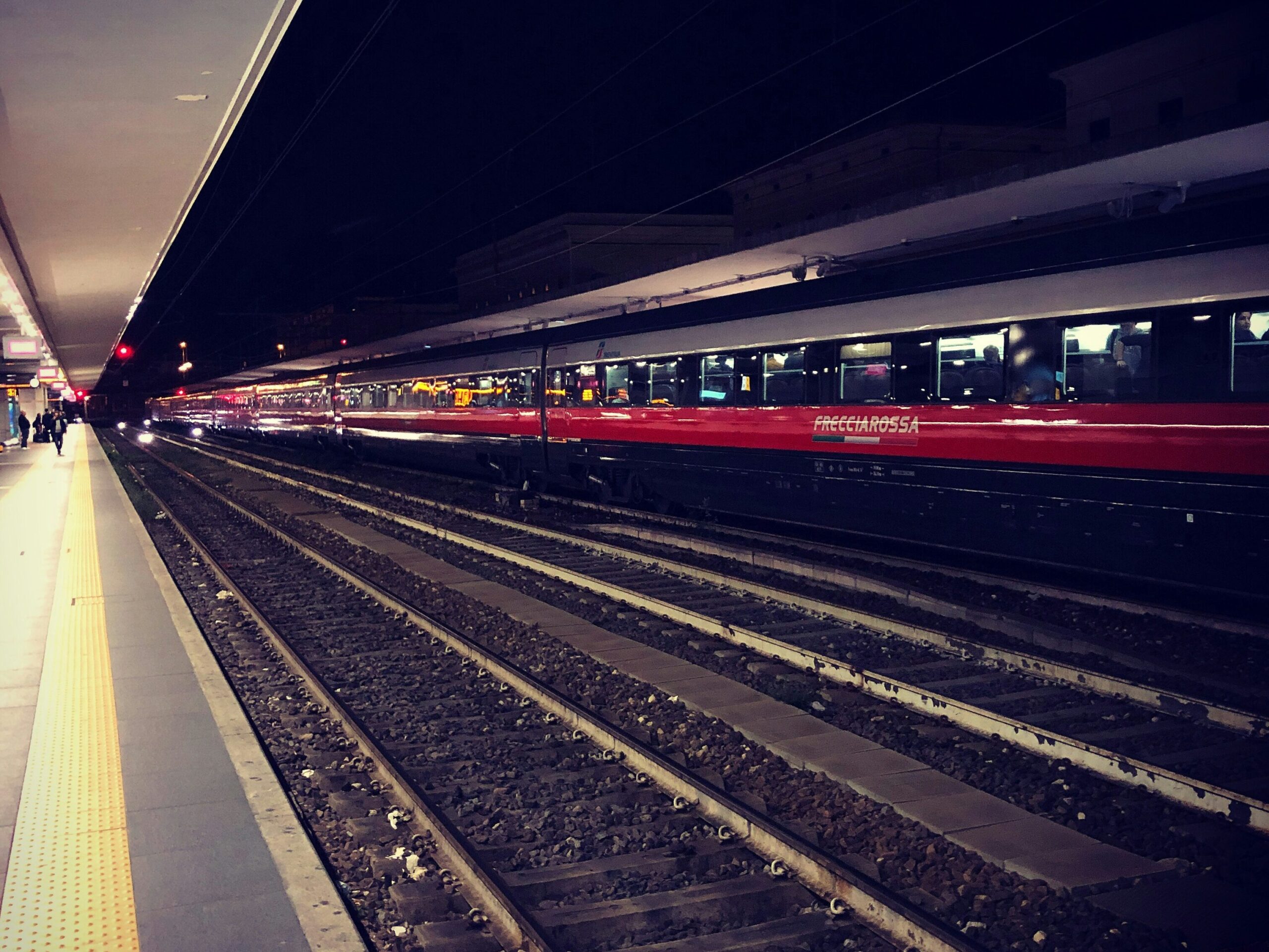 Bahnhof in Italien, im Hintergrund ein Zug