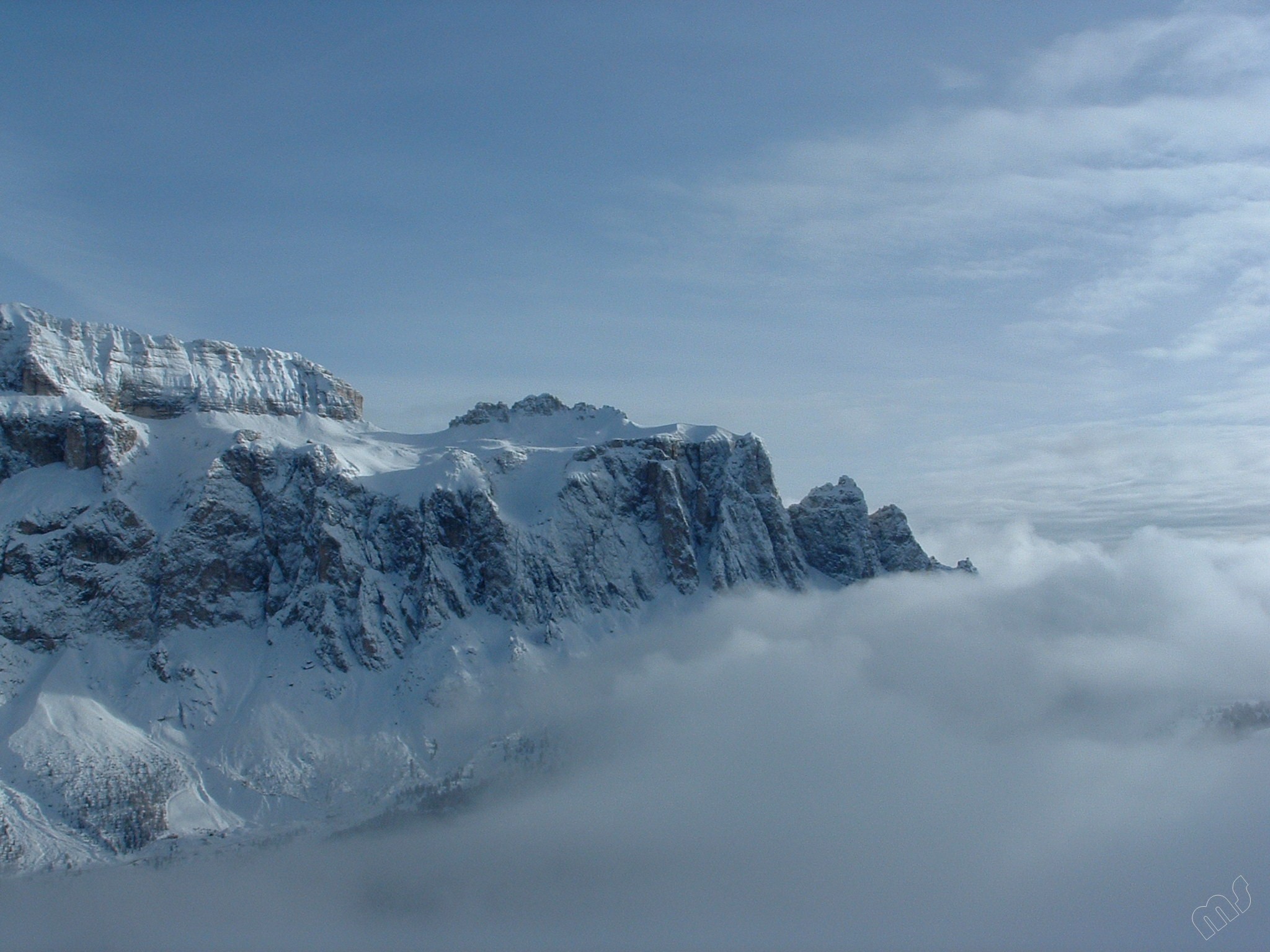 Ein Bergpanorama ragt aus den Wolken